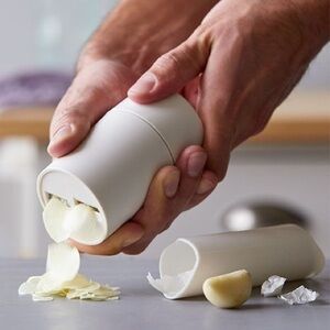 The Pampered Chef White Garlic Slicer and Peeler